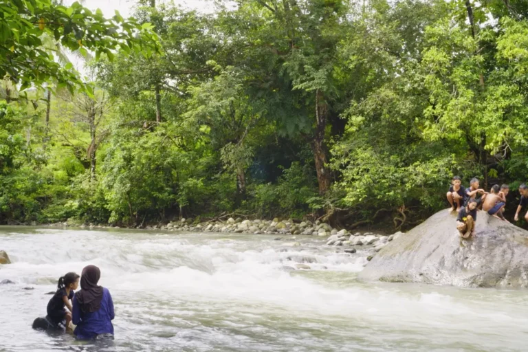 libur lebaran 2026 anak anak mandi di sungai