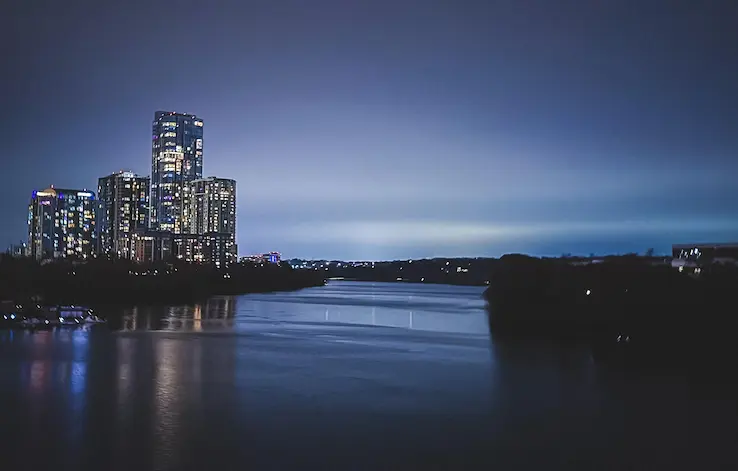 waktu terbaik foto outdoor - garis sky line kota diatas sungai