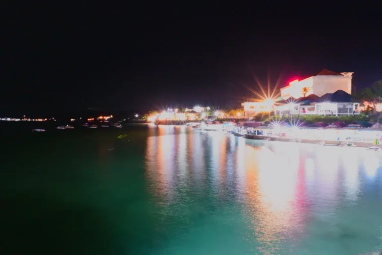 pantai di malam hari